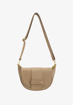 Beige Umhängetasche aus Leder mit geschwungener Form, ausgestattet mit einer Frontklappe, goldfarbenen Beschlägen und verstellbarem Riemen. Strukturierte Oberfläche und Logodetail.