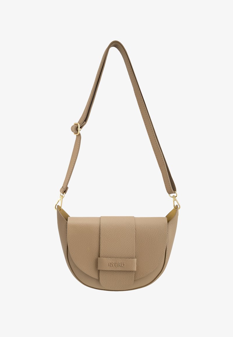 Beige Umhängetasche aus Leder mit geschwungener Form, ausgestattet mit einer Frontklappe, goldfarbenen Beschlägen und verstellbarem Riemen. Strukturierte Oberfläche und Logodetail.