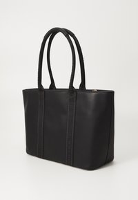 Bolso tote negro hecho de material sintético liso con dos asas robustas y correas con logo en relieve en los lados. Cierre superior con cremallera.