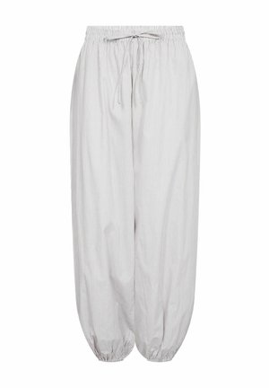 Pantalon ample gris clair et blanc à fines rayures verticales, avec taille élastique et poignets aux chevilles, doté d'un cordon de serrage à la taille.