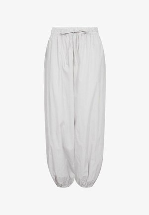 Pantalon ample gris clair et blanc à fines rayures verticales, avec taille élastique et poignets aux chevilles, doté d'un cordon de serrage à la taille.