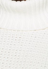 Biały dziany sweter z żebrowanym, wysokim kołnierzem oraz fakturowanym wzorem, wykonany z przytulnego i lekkiego materiału.