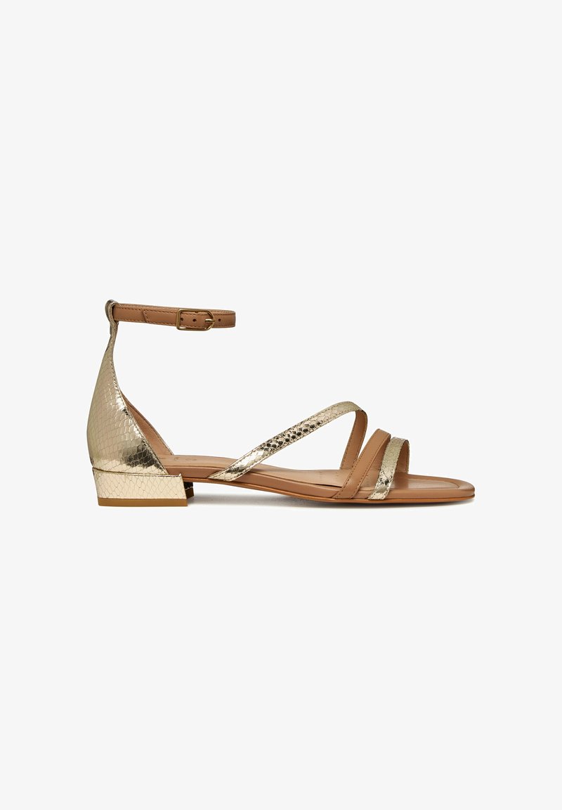 Sandales en cuir ton or avec une texture effet peau de serpent, bout ouvert, deux fines brides et une bride cheville à boucle, avec un petit talon carré.