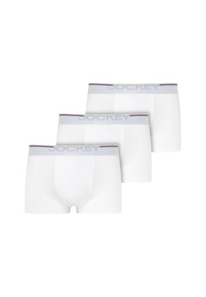 Drei weiße Boxershorts für Männer mit grauen Bündchen, die das "Jockey"-Logo tragen, und dünnen roten und blauen Streifen am oberen Rand.