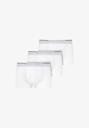 Drei weiße Boxershorts für Männer mit grauen Bündchen, die das "Jockey"-Logo tragen, und dünnen roten und blauen Streifen am oberen Rand.