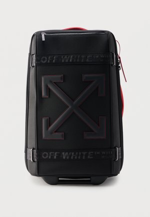 Μαύρη μαλακή βαλίτσα με μεγάλο ανάγλυφο σταυρό βέλους στο εμπρός μέρος και μαύρες ιμάντες με την επωνυμία Off-White στο πάνω και κάτω μέρος.