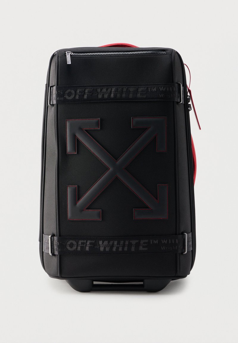 Μαύρη μαλακή βαλίτσα με μεγάλο ανάγλυφο σταυρό βέλους στο εμπρός μέρος και μαύρες ιμάντες με την επωνυμία Off-White στο πάνω και κάτω μέρος.