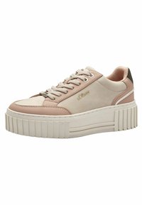 Baskets à plateforme avec un schéma de couleurs crème et rose, en cuir lisse et en suède, bout arrondi et semelle blanche texturée et rainurée.