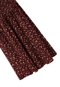Abito floreale color mogano con busto arricciato, caratterizzato da piccoli fiori bianchi e rosa su un tessuto testurizzato, che scende fino all'orlo in una forma fluida.
