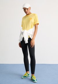 adidas Originals SPORTS CLUB 3 STRIPE TEE - Print T-shirt - almost yellow