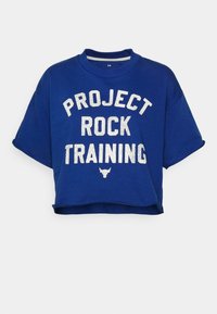 Blå kortärmad t-shirt i bomull, med vit text "PROJECT ROCK TRAINING" och en liten tjurlogotyp i nederkant. Korta ärmar, rund hals.