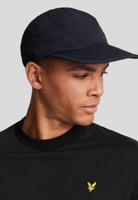 Lyle & Scott FOOTBALL FOR ALL GRAPHIC - Camiseta estampada - z jet black