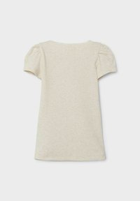 Beige kortermet kjole med teksturert stoff, med puffermer og bølget utringning. Designet er enkelt og uten pryd.