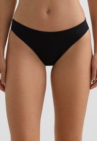 Čierne rebrované bikiny nohavičky s nízkym pásom, s minimálnym krytím a hladkou textúrou. Zvýraznené čisté línie a bezšvové prevedenie.