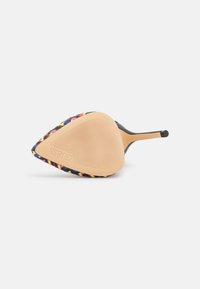 Chaussure à talon haut tissée colorée avec un bout pointu, talon noir et semelle texturée beige. Présente des accents tressés multicolores.