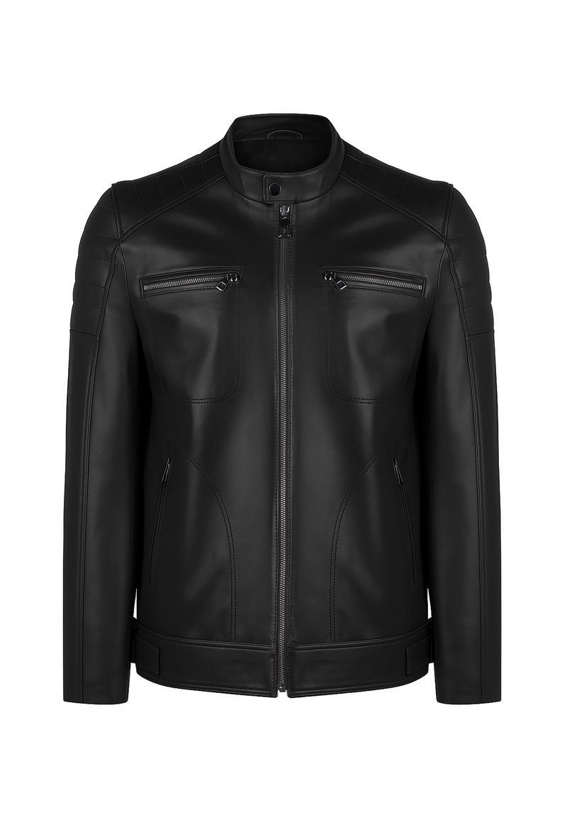 Chaqueta de cuero negro con un alto cuello, parte delantera con cremallera, dos bolsillos en el pecho y un distintivo acolchado en los hombros para añadir textura.