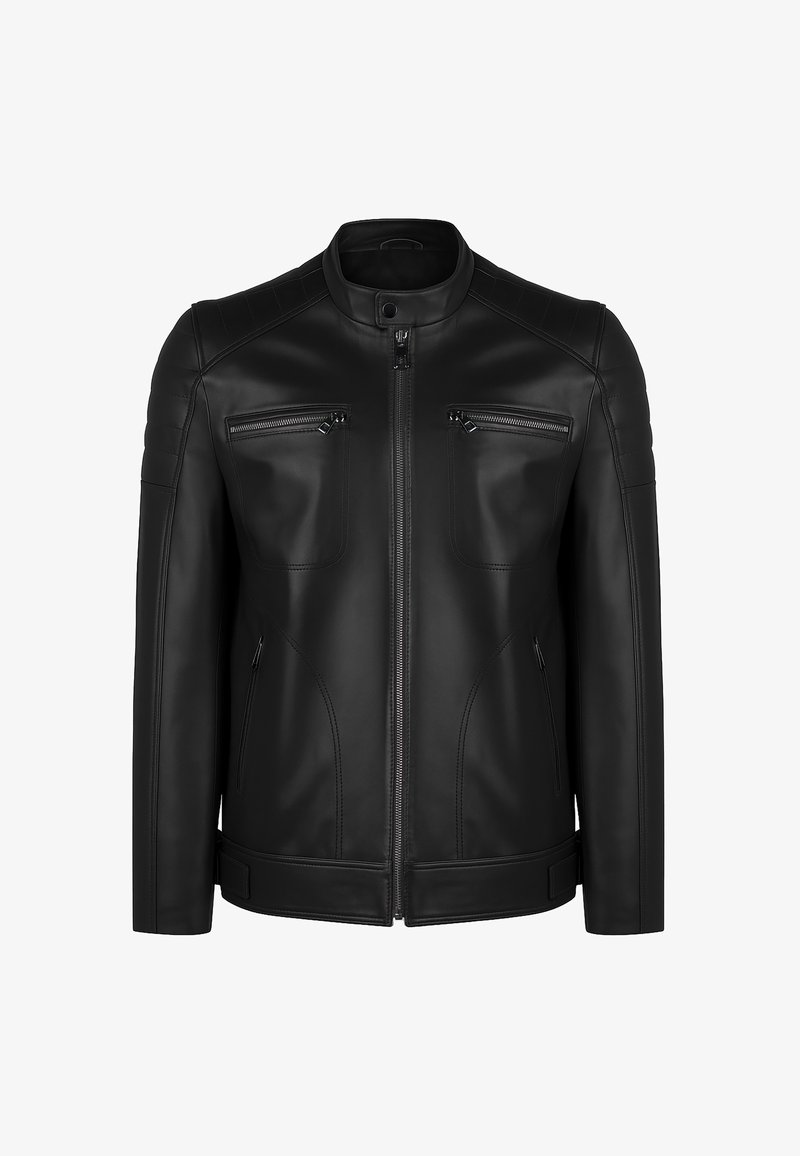 Chaqueta de cuero negro con un alto cuello, parte delantera con cremallera, dos bolsillos en el pecho y un distintivo acolchado en los hombros para añadir textura.