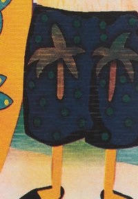 Pantalones cortos azules con diseños de palmeras y lunares verdes, fabricados con un tejido texturizado. Piernas amarillas con calzado negro en un entorno de playa.