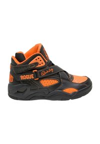 Wysokie sneakersy w kolorze czarnym i pomarańczowym. Cechy obejmują perforowane akcenty, rzep oraz teksturowaną gumową podeszwę zapewniającą przyczepność.