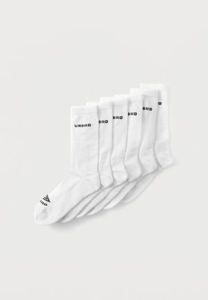 Bijele sportske čarape od pamučne mješavine, s rebrastom teksturom, ravnim pletenjem i crnim logotipom "UMBRO" sa strane i na nožnom prstu. Set od šest pari.