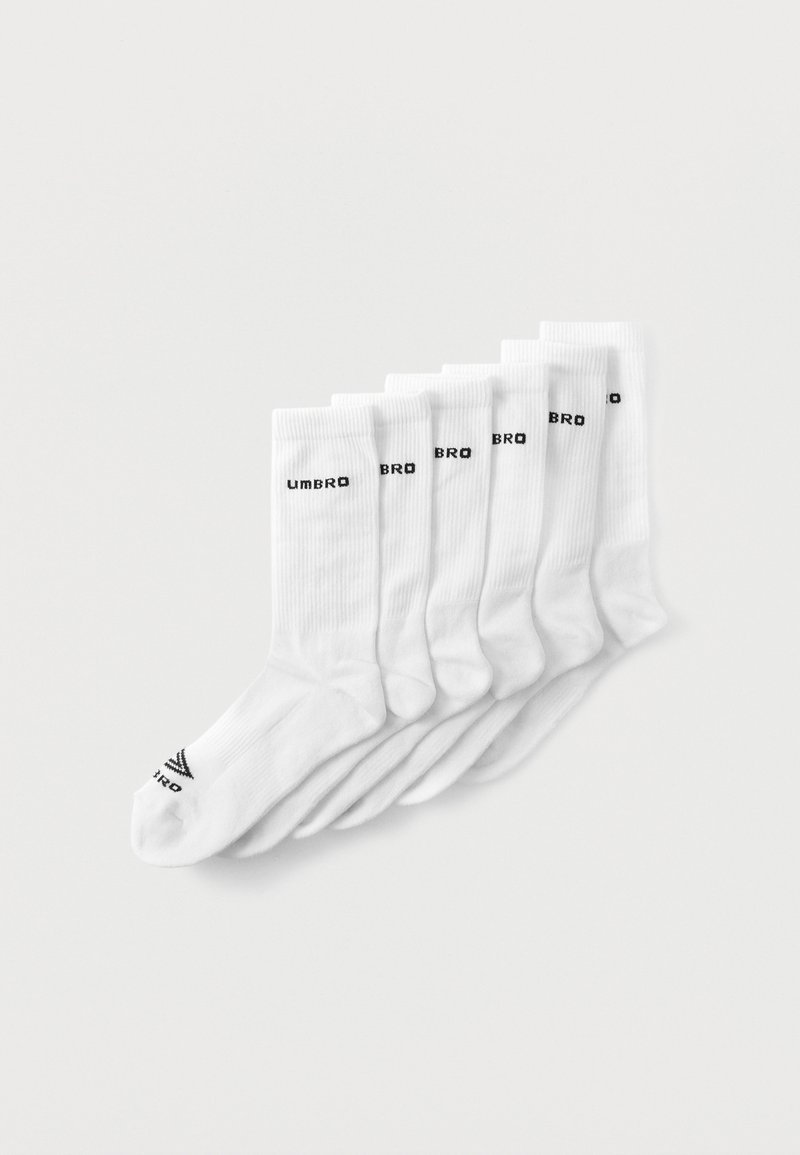 Calzini corti bianchi in misto cotone, con texture a coste, lavorazione a maglia piatta e logo "UMBRO" nero sul lato e sulla punta. Confezione da sei.