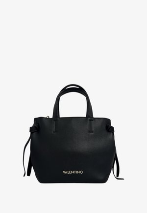 Zwarte leren tote bag met een getextureerd oppervlak, voorzien van twee korte handvatten en een gouden logo aan de voorkant. Zijkanten met strikjes voor verstelbare vorm.