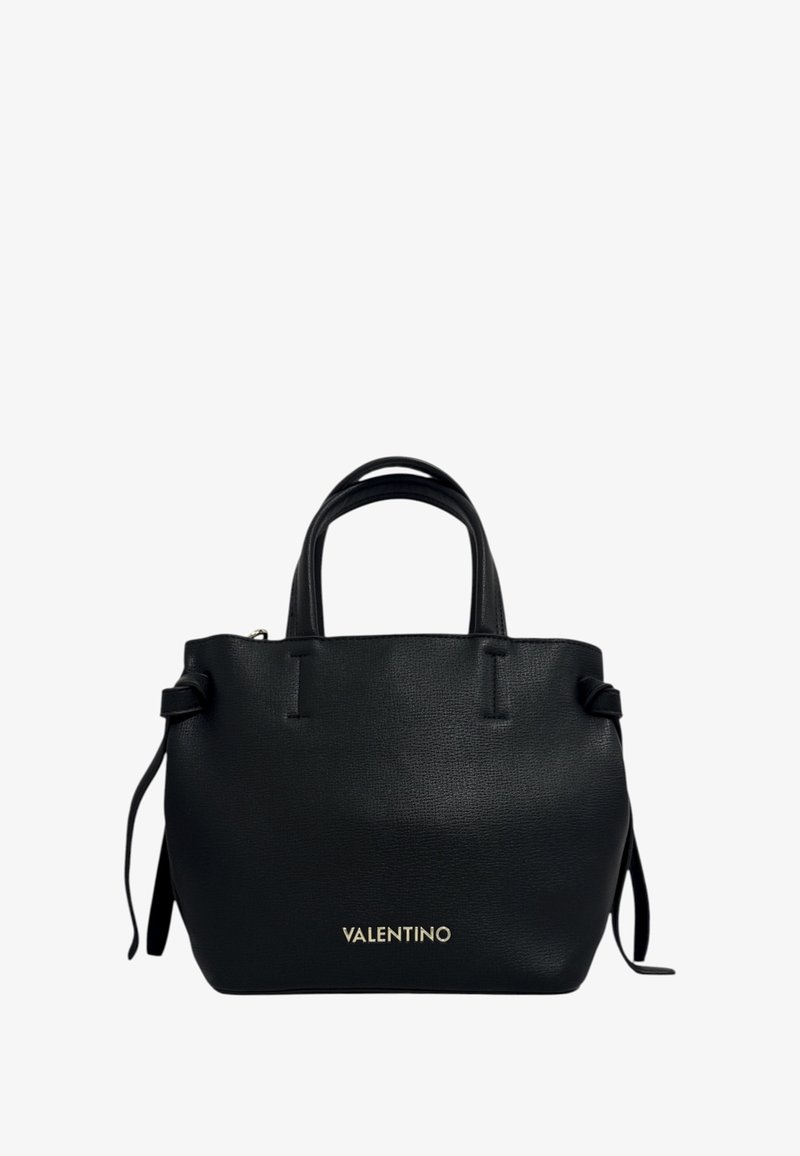 Borsa tote in pelle nera con superficie testurizzata, dotata di due manici corti e un logo dorato sul davanti. Lacci laterali per una forma regolabile.