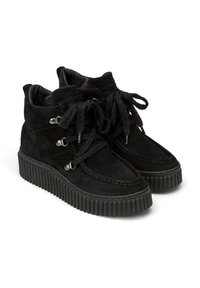 Bottines en suédine noire avec des semelles en caoutchouc épaisses, un bout rond, un design à lacets et des accents en métal pour un ajustement sécurisé.