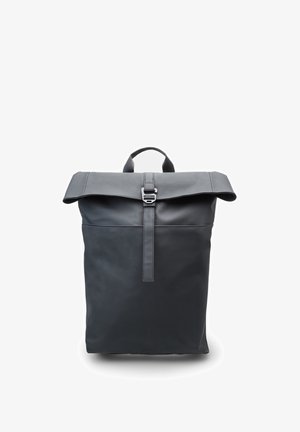 Schwarzer wasserdichter Rucksack mit einem umschlagbaren Deckel, Metalldruckverschluss und einem einzelnen Traggriff. Verfügt über eine glatte Textur und ein elegantes Design.