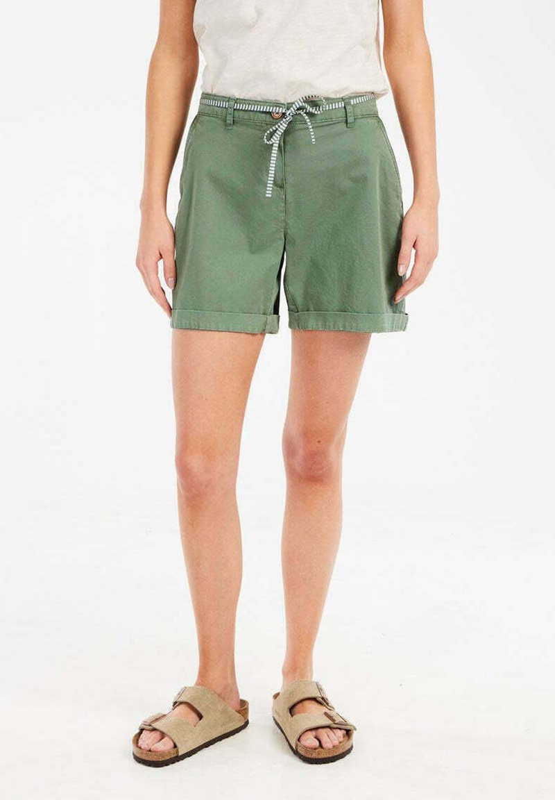Khaki groene shorts met een opgerolde zoom, stoffen strikriem met een gestreept patroon, gecombineerd met beige sandalen. Casual katoenmateriaal.