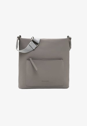Graue synthetische Umhängetasche mit verstellbarem Trageriemen, vorderer Reißverschlusstasche, glatter Textur und geprägtem Markenlogo auf der Vorderseite.