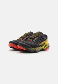 La Sportiva AKASHA II - Pārgājienu apavi - black/yellow