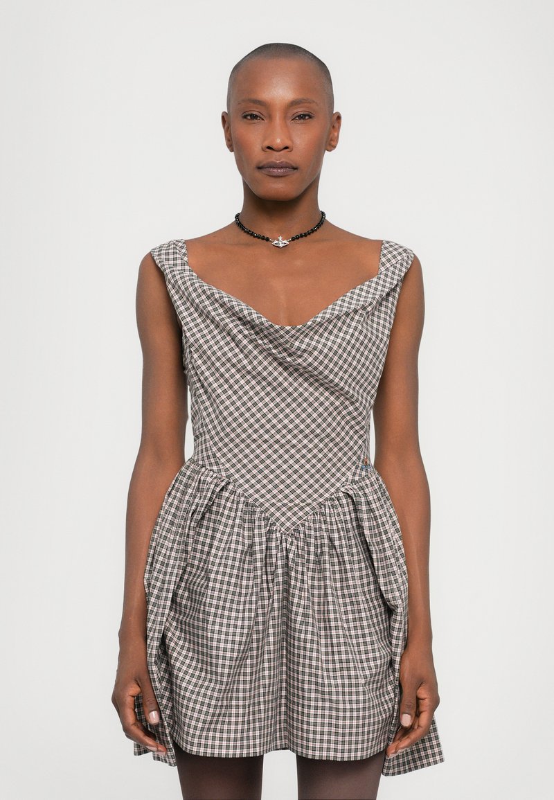 Gingham-gepatrooneerde jurk met een gedrapeerde halslijn, gestructureerde taille en geplooide rok. Beschikbaar in een ingetogen kleurenpalet van bruin en crèmekleurig.