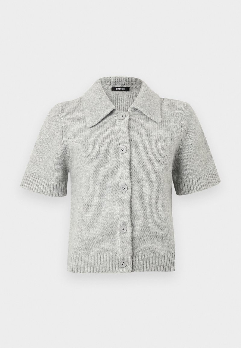 Cardigan à manches courtes, boutonné, en tricot gris clair, avec un col et un ourlet côtelé pour plus de texture et de détails.