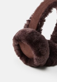 Fones de ouvido em pele sintética de um castanho profundo, com uma textura suave e felpuda e uma faixa robusta castanha, oferecendo um confortável acolhimento para as orelhas.