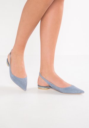 Zapatos slingback de punta afilada hechos de ante azul claro. Presentan un tacón bajo con detalles metálicos decorativos. Textura suave, diseño minimalista.