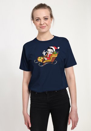 Marineblå bomulds t-shirt med et grafisk motiv af en karakter i en slæde med gaver, accentueret af juledetaljer og et legende design.
