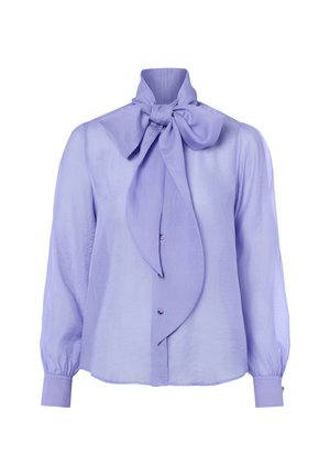 Hellviolette langärmelige Bluse mit großer gebundener Schleife am Kragen und durchgehendem Knopfverschluss, leicht transparentem Stoff und geknöpften Ärmeln.