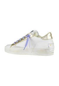Witte leren sneaker met metallic gouden accenten, paarse veters en een gestructureerde witte zool. Heeft een lage profiel en een ronde neus ontwerp.