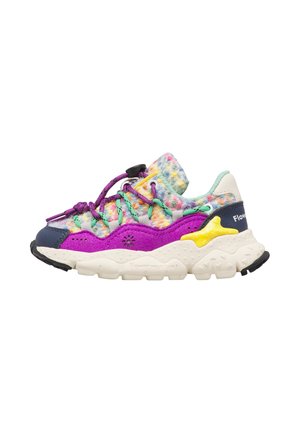 Sneaker colorata con tomaia multicolore texturizzata, pannello laterale in suede viola, accento giallo, suola bianca spessa e lacci viola e verdi.