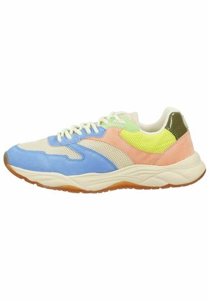 Basket basse avec avant en suède bleu, base en mesh beige, milieu en mesh jaune, côté rose pastel, talon vert foncé, lacets blancs et semelle en gomme.