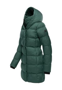 Groene gewatteerde jas, met een hoge kraag, capuchon, zijzakken en zwarte elastische boorden. Gladde textuur met een gestikt patroon.