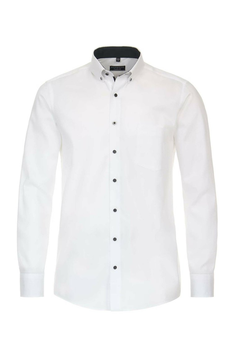 Weißes Langarmhemd mit button-down Kragen, ausgestattet mit schwarzen Knöpfen und einer Brusttasche auf der linken Seite. Glatte Textur und strukturierte Passform.