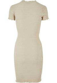 Robe beige en tricot côtelé à manches courtes avec des bords volants aux manches, à l'encolure et à l'ourlet, silhouette ajustée, longueur genoux.