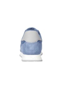 Zapatilla de deportes de ante azul y malla con un acento en el talón de gris claro, entresuela blanca y suela de goma, mostrando una forma redondeada y una parte superior texturizada.