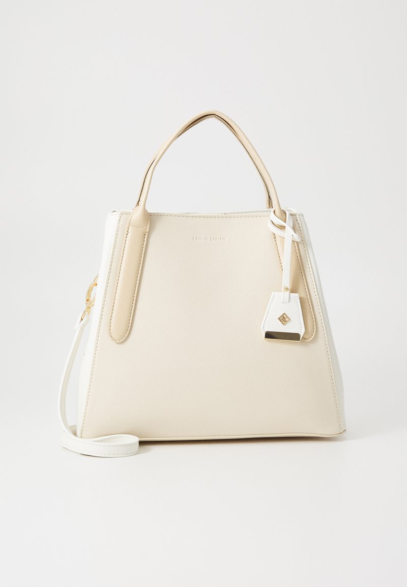 Sac à main structuré beige avec une texture lisse, deux poignées, une bandoulière amovible et une étiquette d'accent blanche arborant un petit logo en diamant.