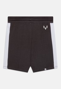 Schwarze Shorts mit strukturierter Oberfläche, ausgestattet mit weißen Seitenstreifen und einem Logo auf der linken Seite. Elastischer Bund für sicheren Sitz.