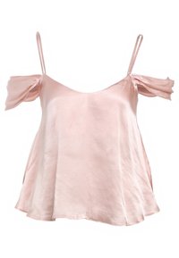 Ljusrosa satintopp med off-shoulder ärmar, svängig A-linjeform, tunna justerbara axelband och mjuk, slät textur.