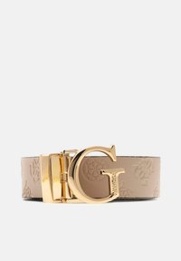 Beżowy skórzany pasek z tłoczonym wzorem, z klamrą w kształcie litery G w złotym odcieniu oraz polerowanym zapięciem. Gładka tekstura, średnia szerokość.