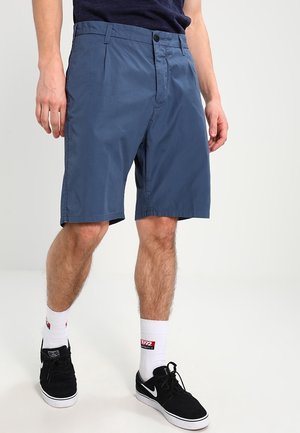 Męskie granatowe szorty wykonane z lekkiego materiału. Posiadają zapięcie na guzik, kieszenie boczne oraz długość do kolan.